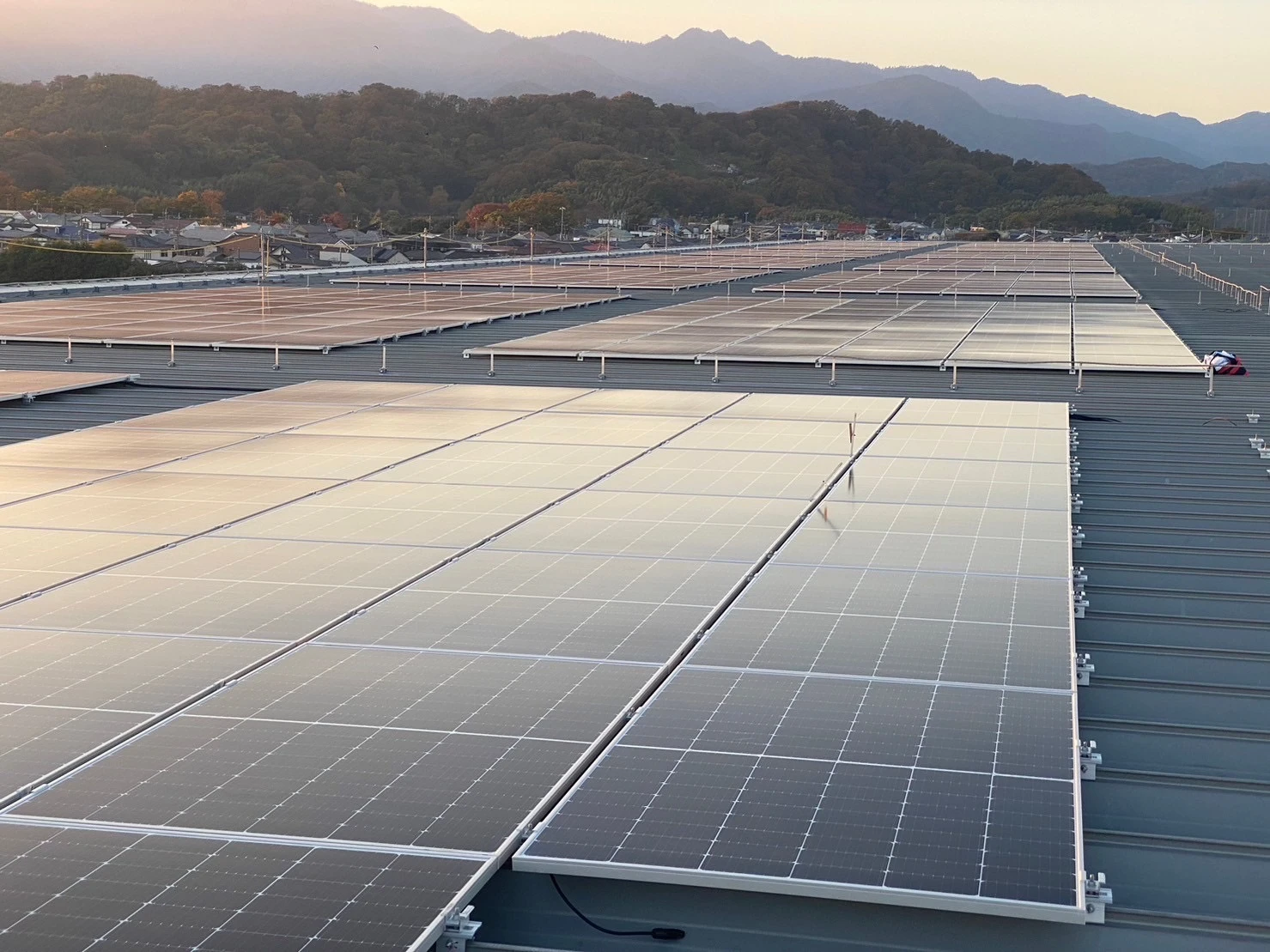 神奈川県厚木市の大型物流施設屋根に設置した自家消費型太陽光パネルの全景