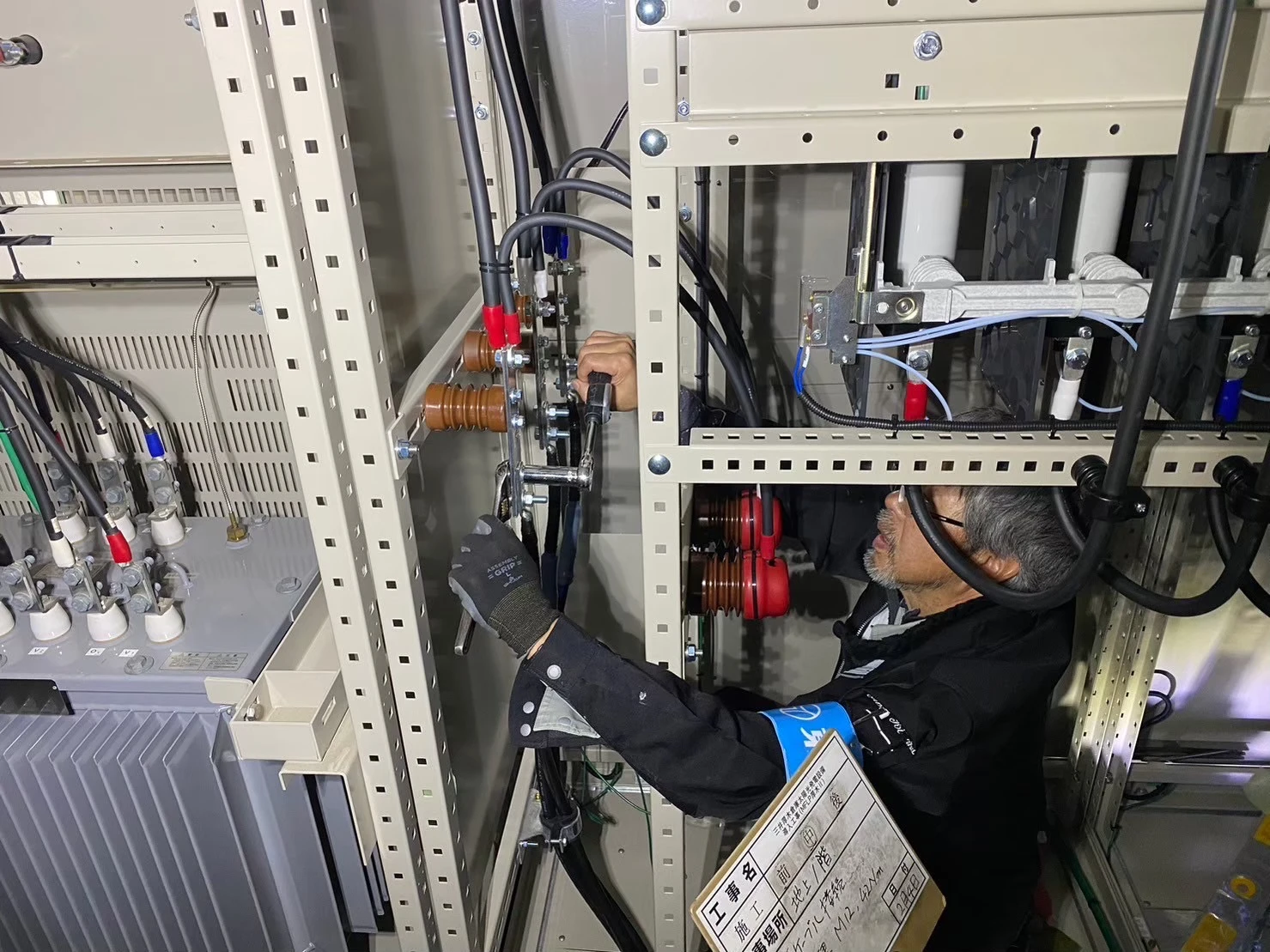 太陽光発電設備の盤内接続・締付確認作業