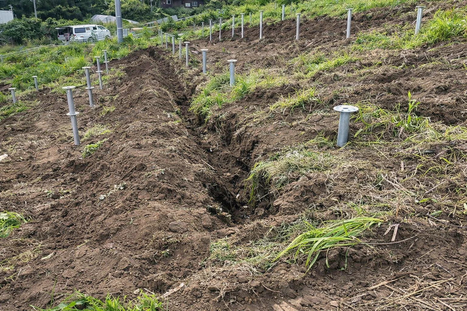 群馬県高山村の傾斜地で行った野立て太陽光発電の杭施工状況
