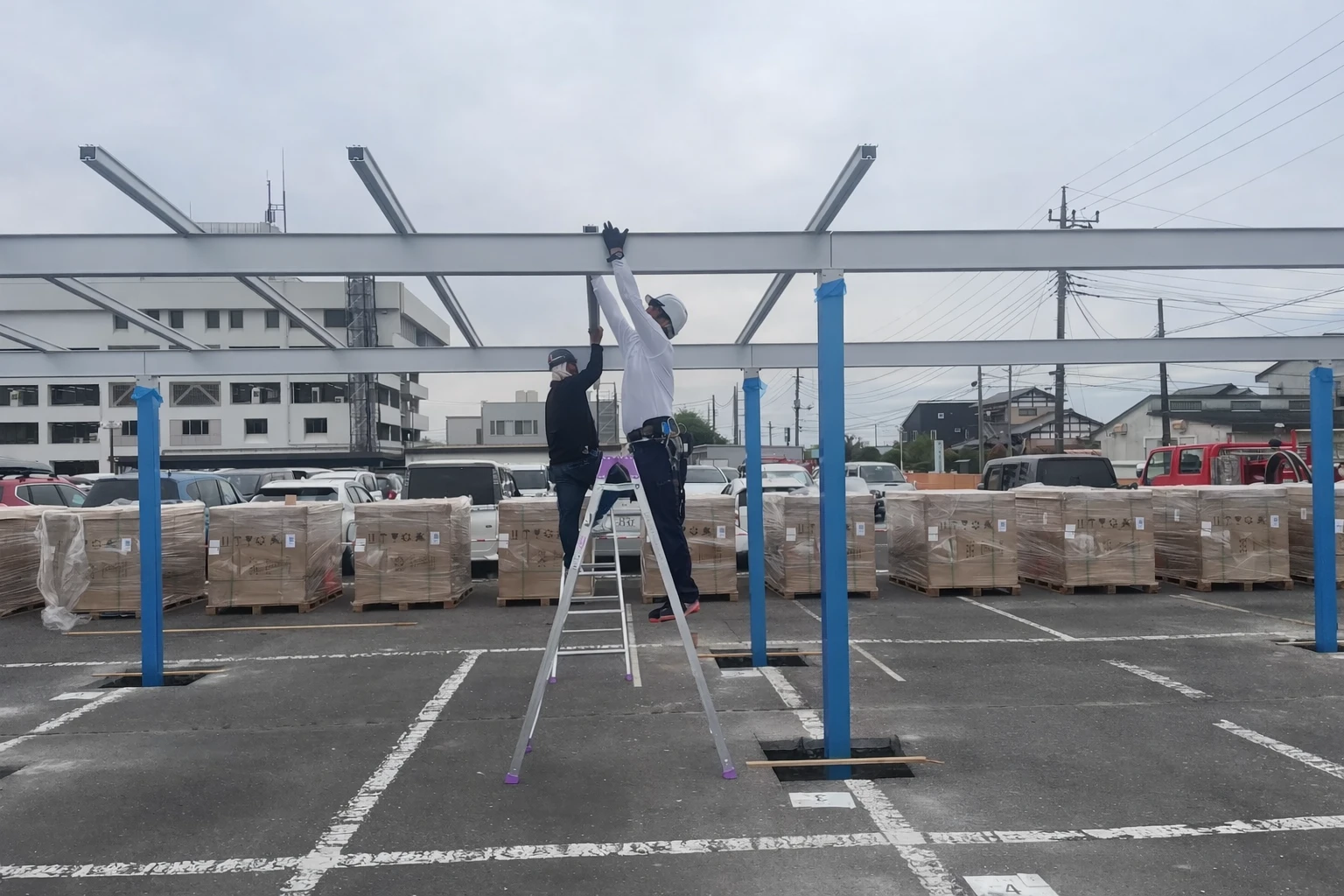 茨城県の公共施設駐車場における日栄インテック製ソーラーカーポート架台組立