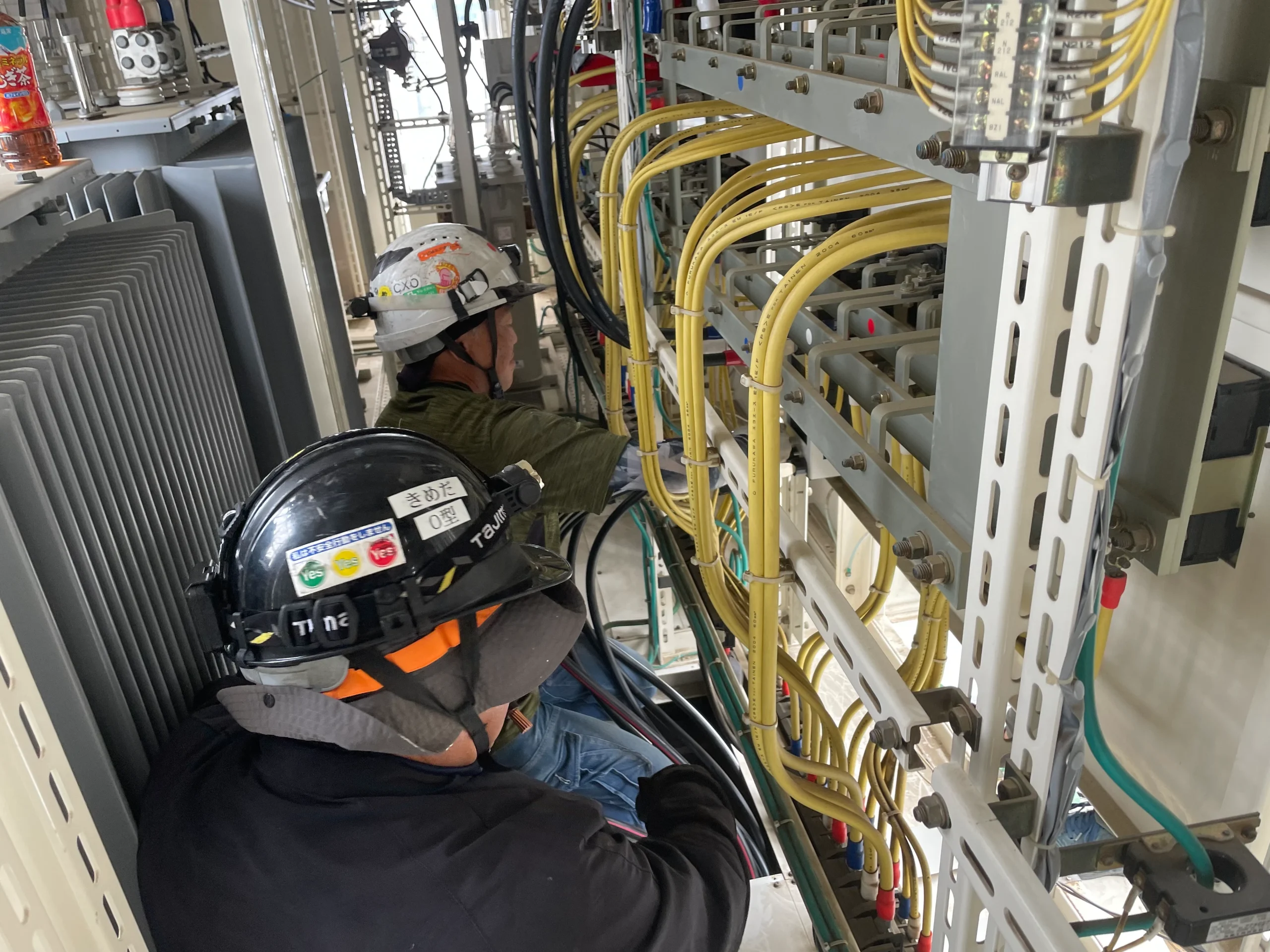 茨城県の公共施設における既設キュービクル内の太陽光連系配線作業