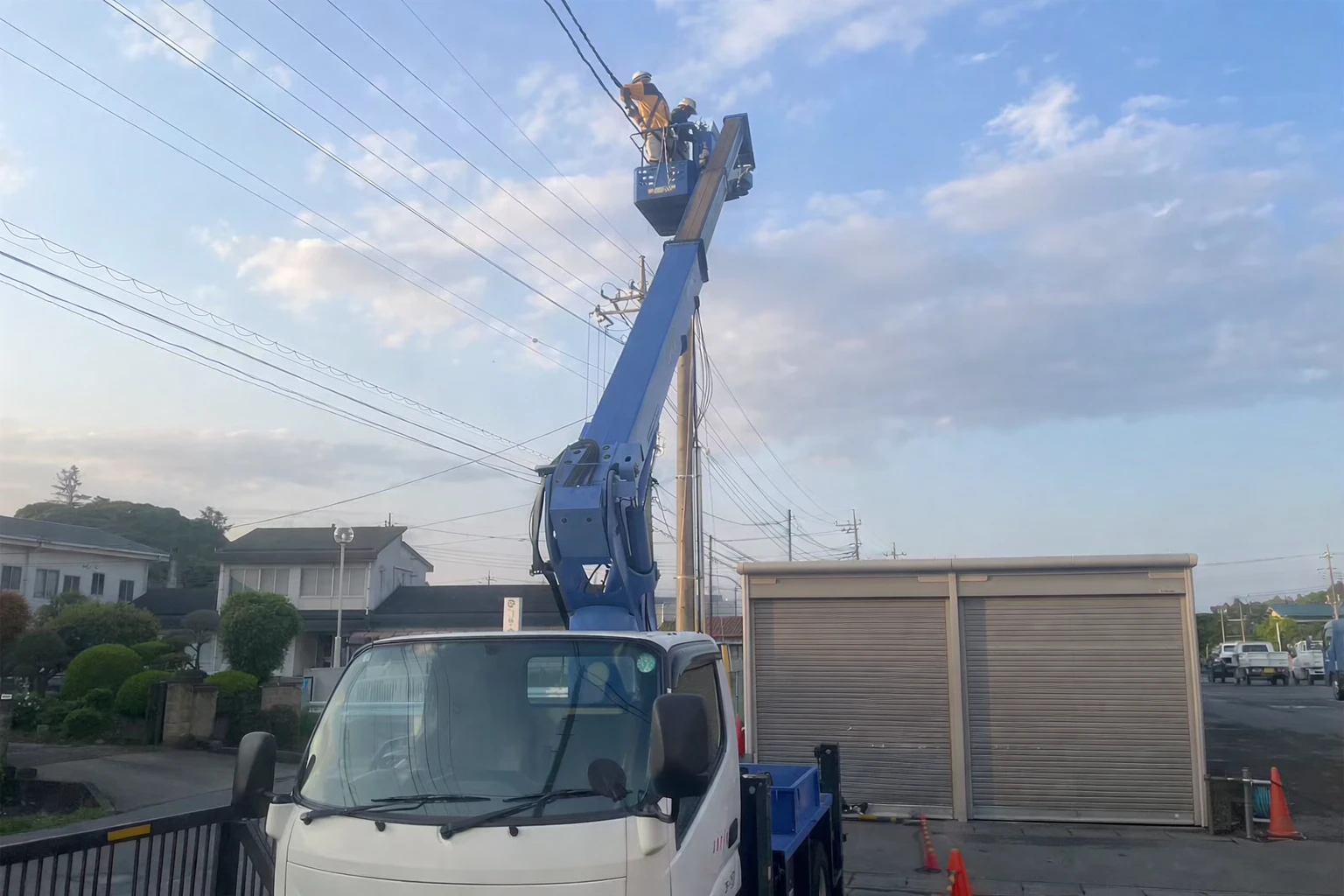 茨城県の公共施設における新設柱まわりの架空配線作業
