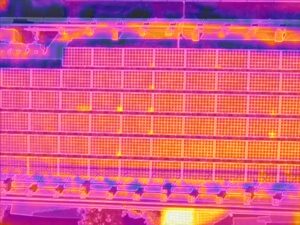 神奈川県小田原市の屋根上太陽光発電設備のドローン全景写真
