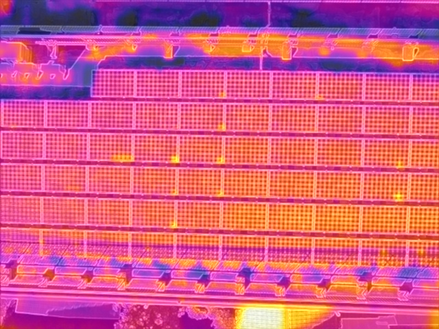 神奈川県小田原市の屋根上太陽光発電設備のドローン全景写真
