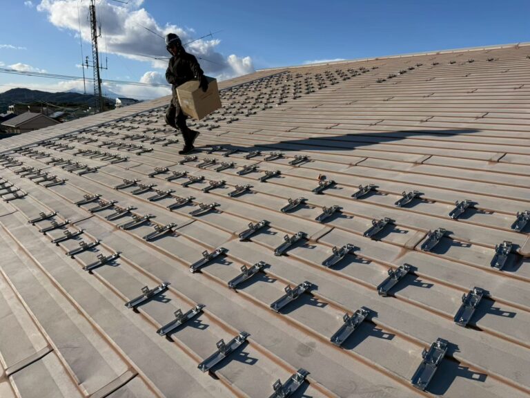 神奈川県平塚市の公共施設屋根上における太陽光架台金具の設置状況