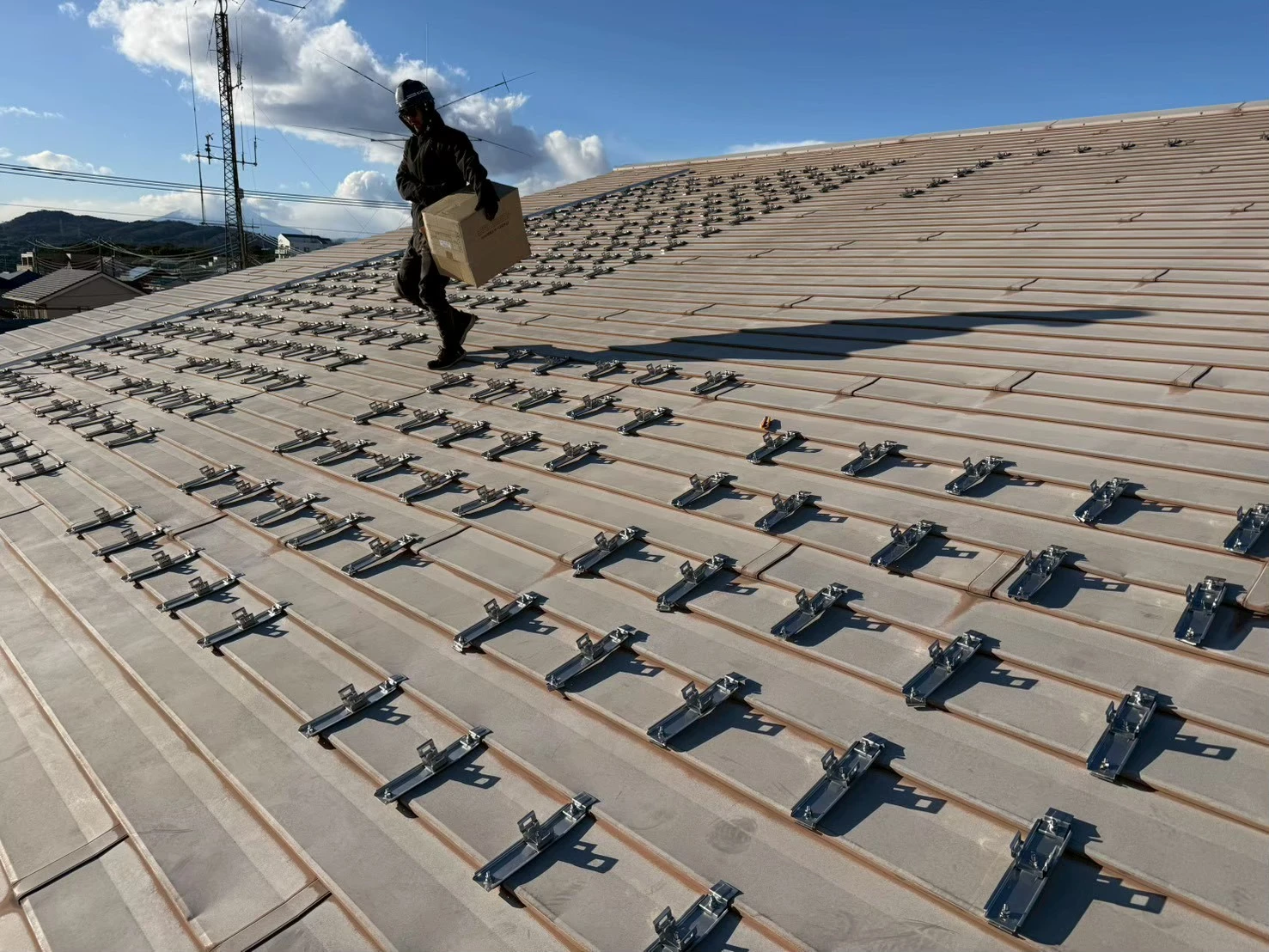 神奈川県平塚市の公共施設屋根上における太陽光架台金具設置と部材配置