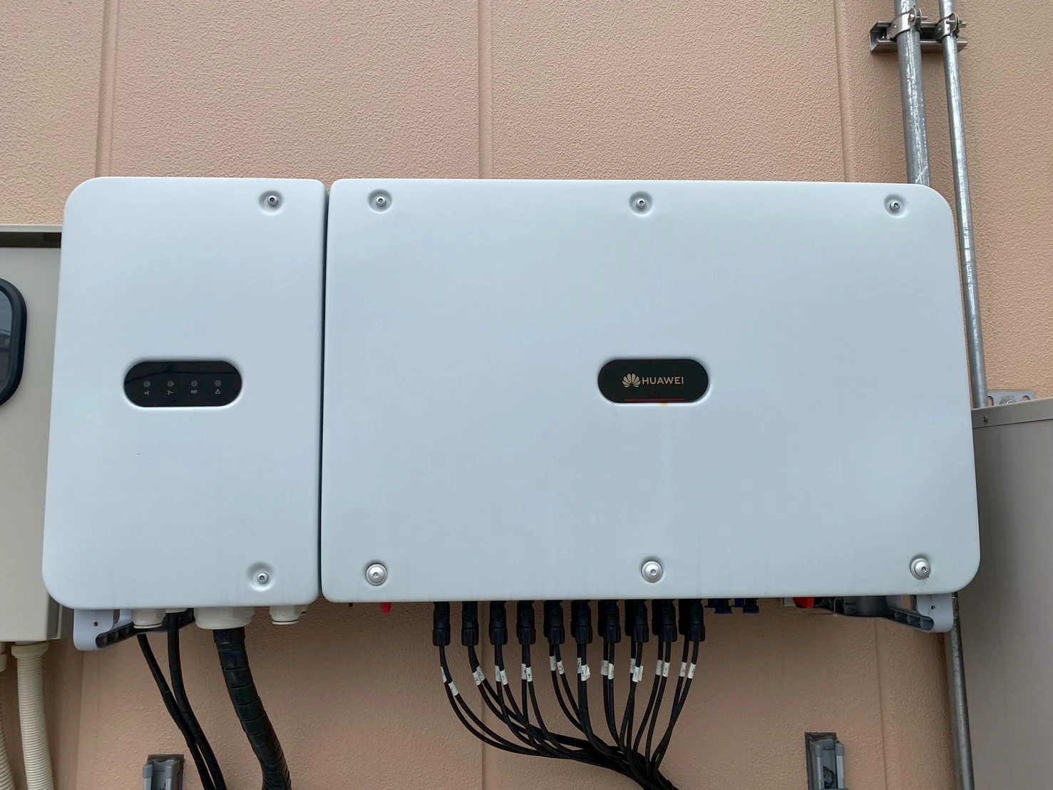 神奈川県伊勢原市の屋根上太陽光発電設備のファーウェイPCS外観確認