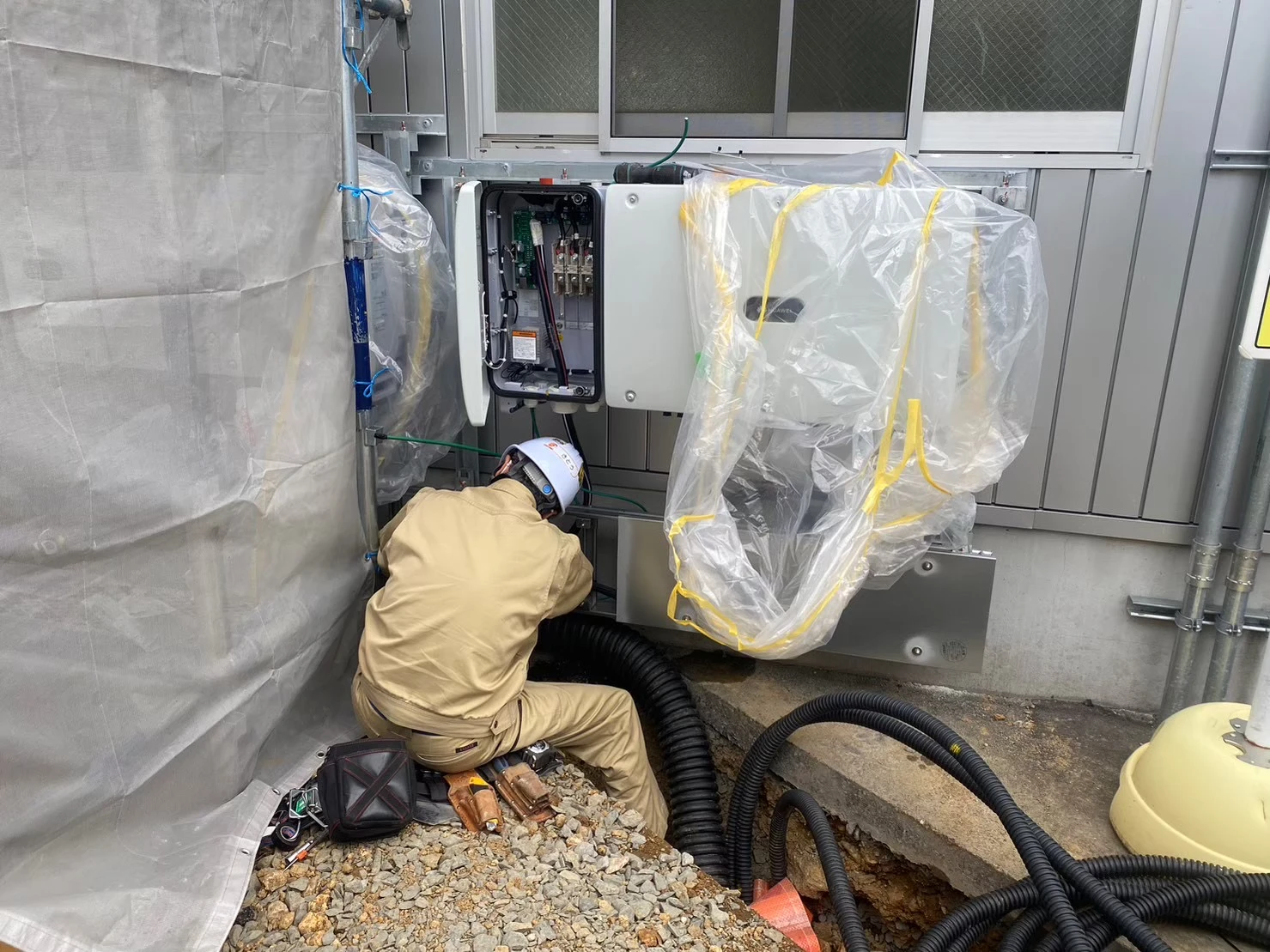 山形県山形市の工場におけるPCS下部の交流側配管・配線接続作業