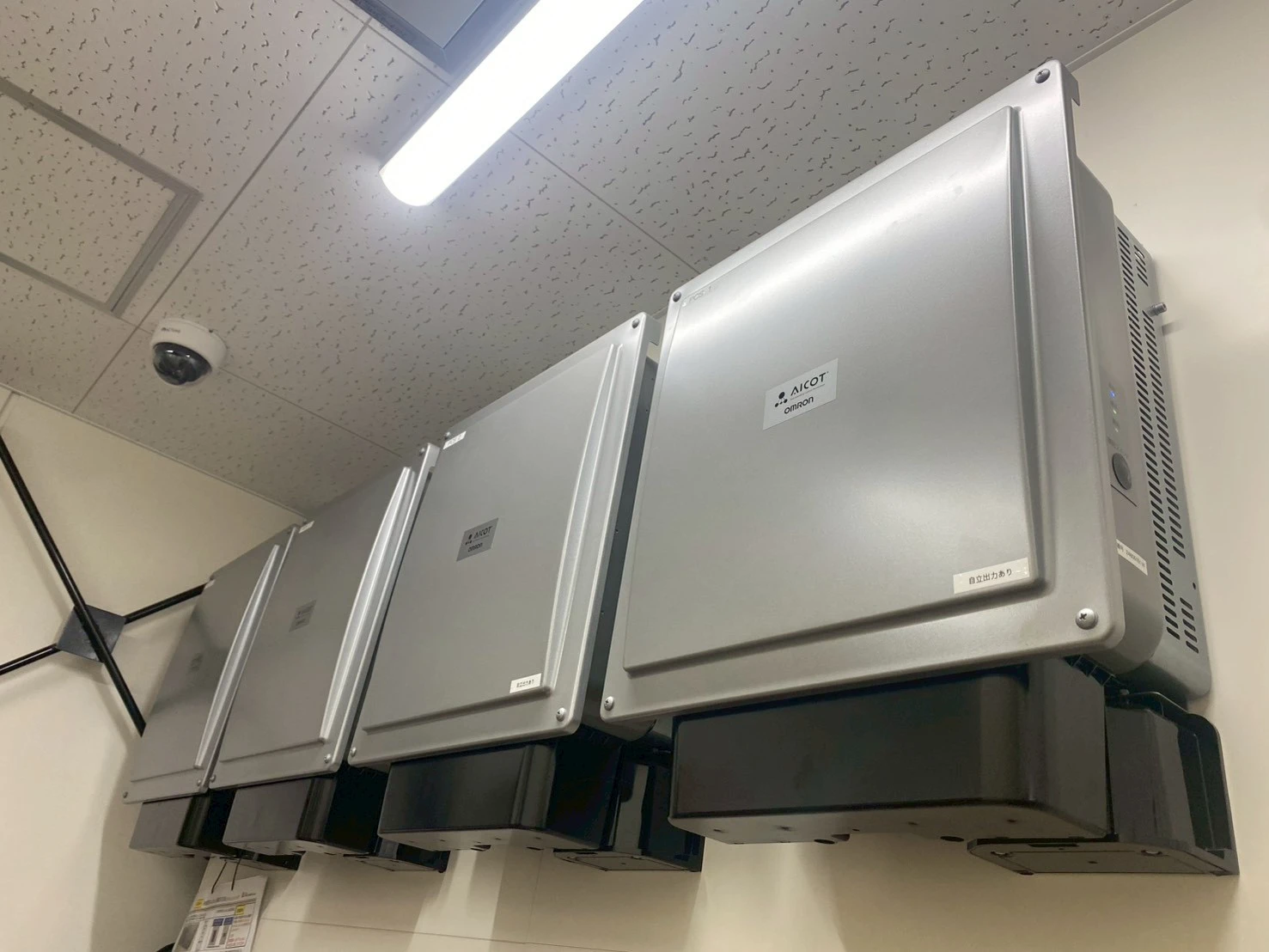 静岡県富士市のコンビニ屋根上太陽光発電設備のオムロンPCS設置状況確認