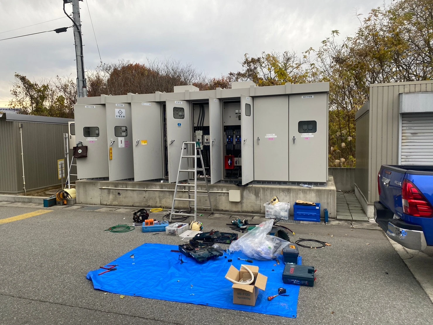 山形県山形市の工場における高圧キュービクルまわりの継電器取付作業