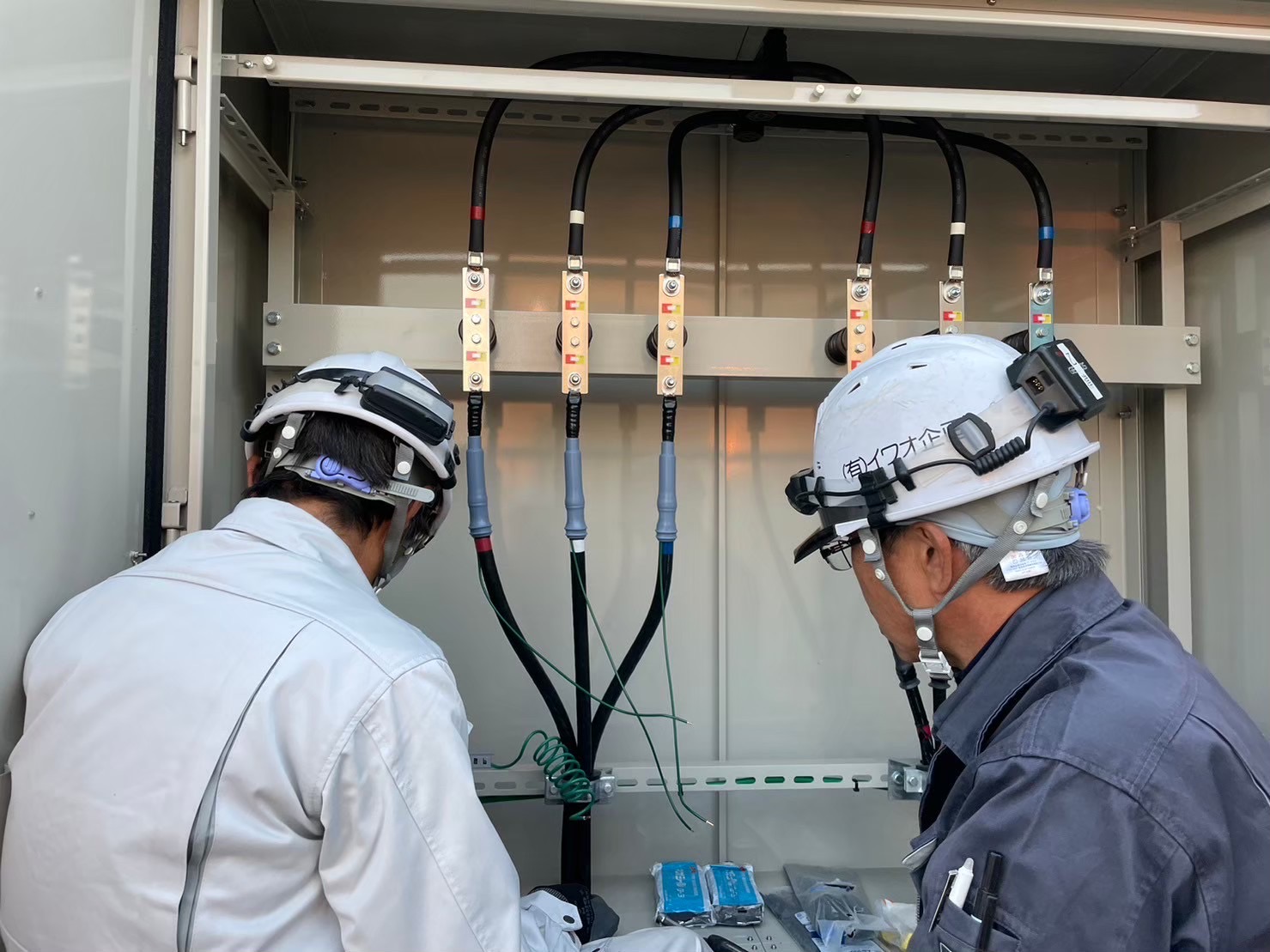 自家消費型太陽光発電設備の盤内ケーブル接続作業