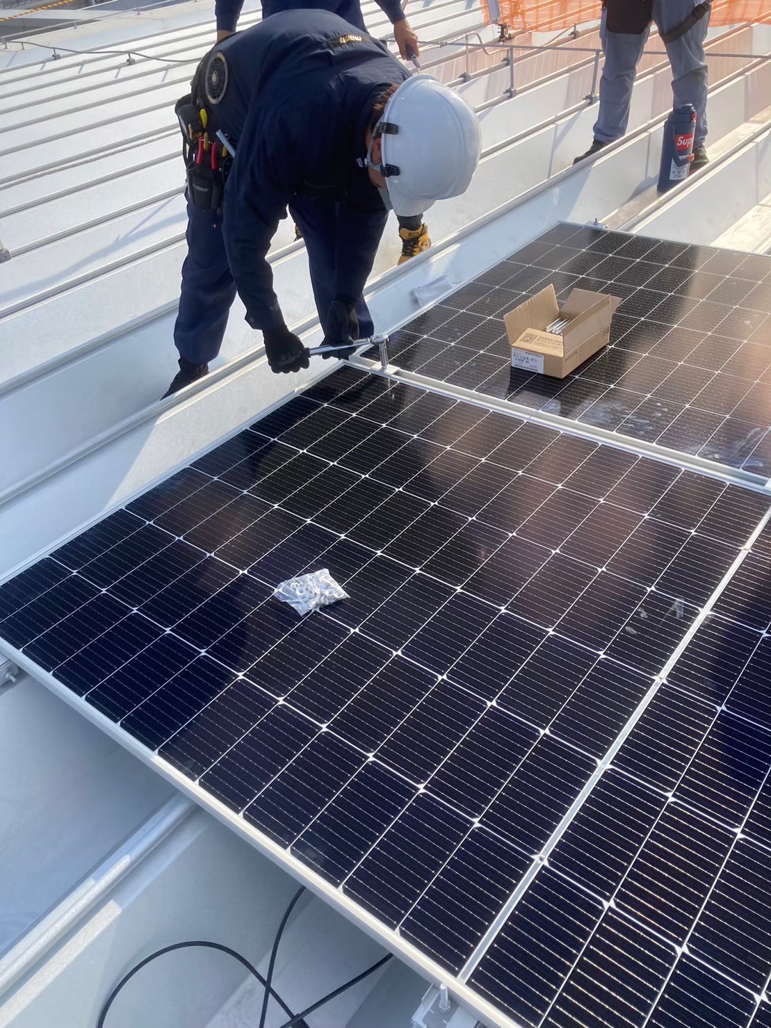 太陽光パネル4点止め施工における架台金具取付作業