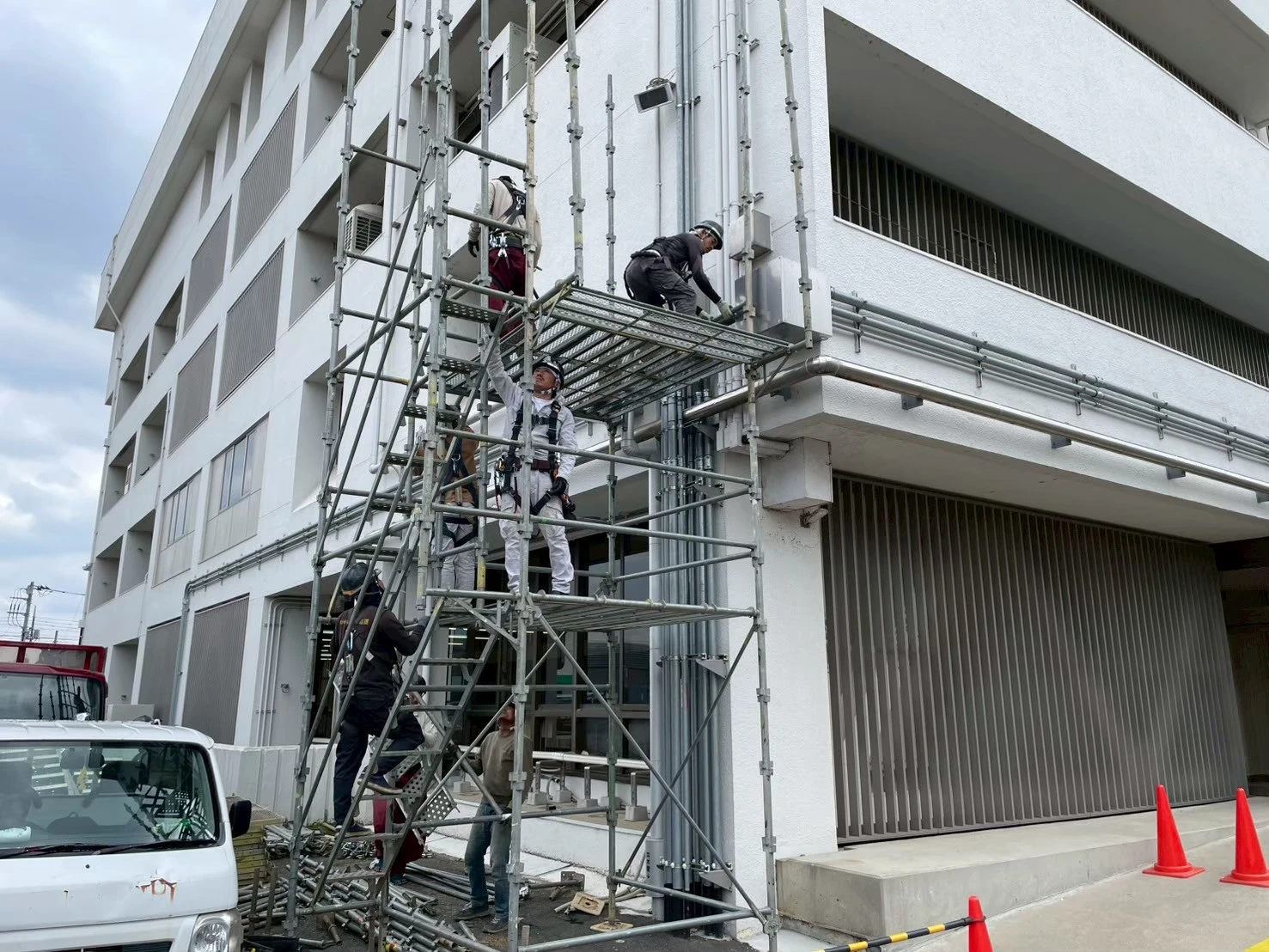 茨城県の公共施設における外壁配管ラック施工
