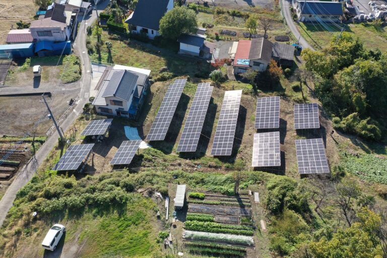 群馬県沼田市｜傾斜地でのノンフィット野立て太陽光発電103.68kW施工事例