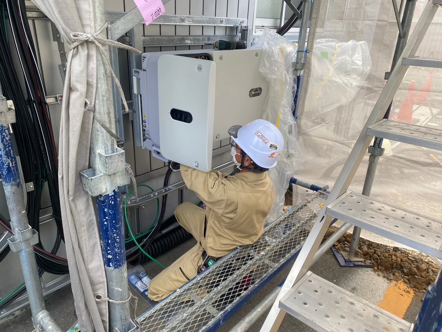 山形県山形市の工場における太陽光発電用PCSの交流側配線作業