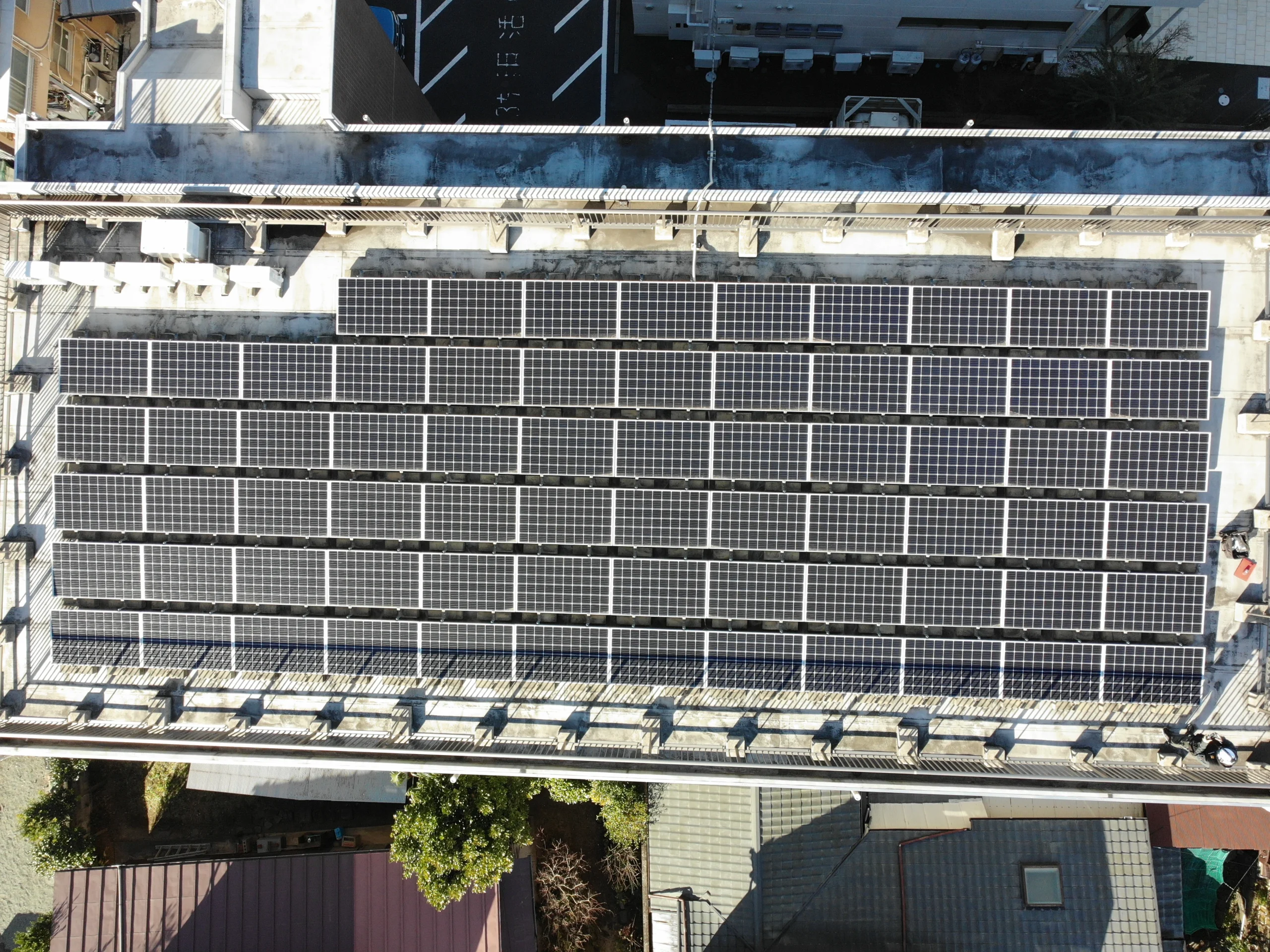 神奈川県小田原市の屋根上太陽光発電設備のドローン全景写真