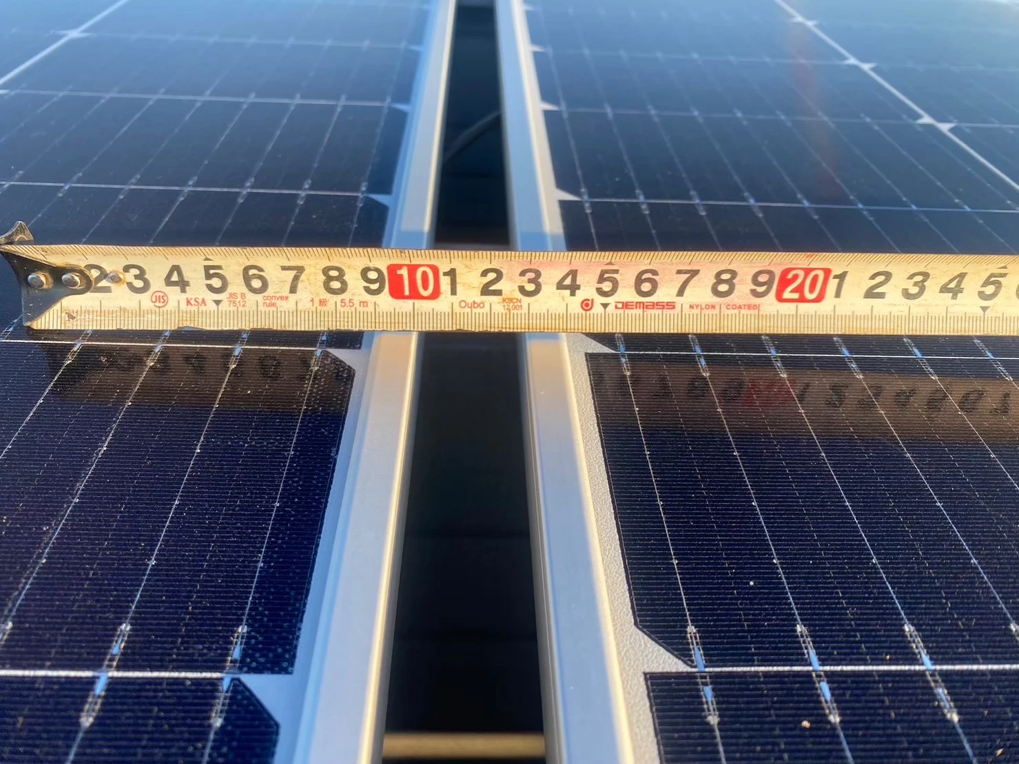 神奈川県厚木市の大型物流施設屋根における太陽光パネル間の離隔確認