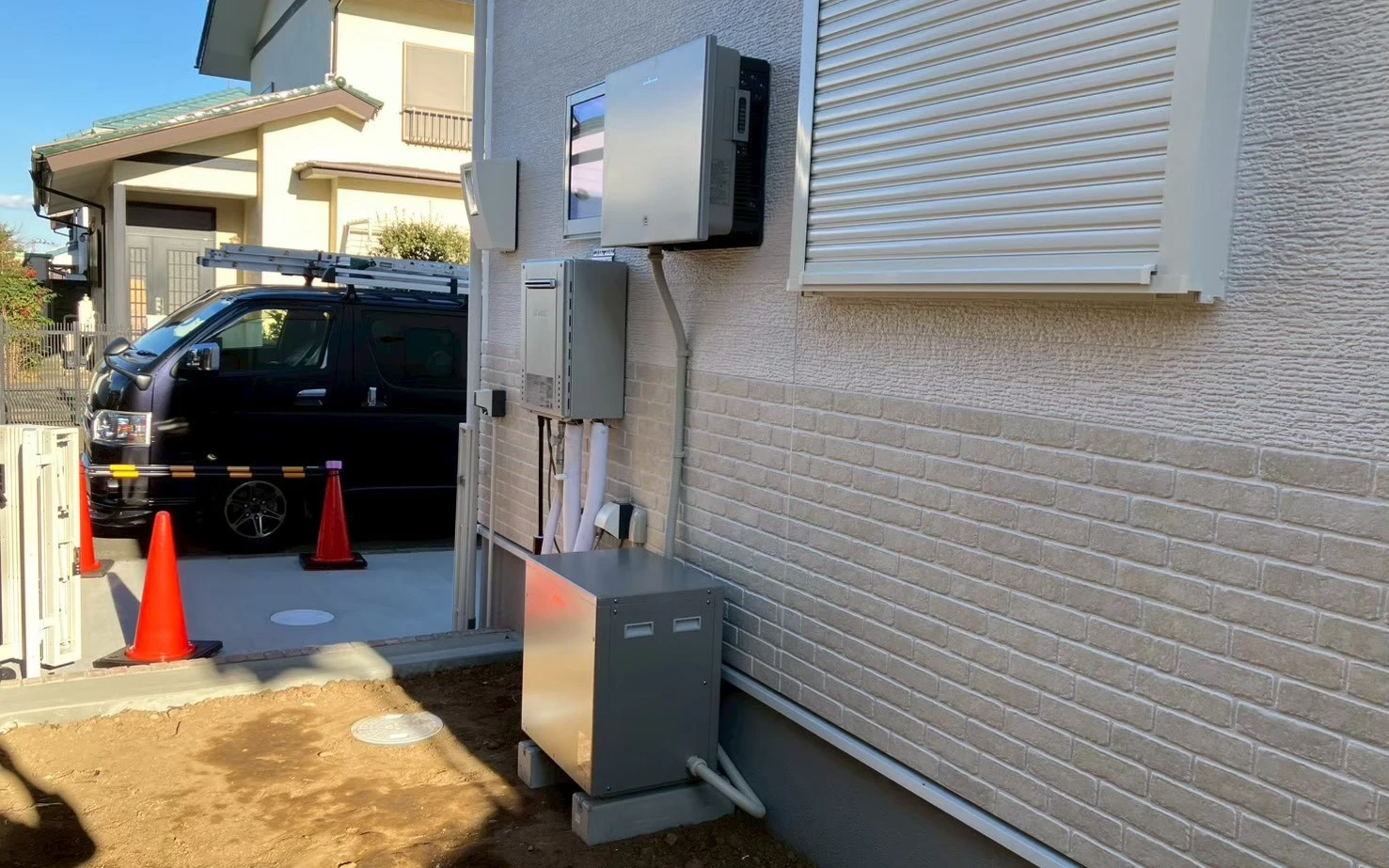神奈川県伊勢原市で施工した家庭用蓄電池の設置例。ニチコンT6のパワーコンディショナと9.9kWh蓄電池ユニット・配線配管