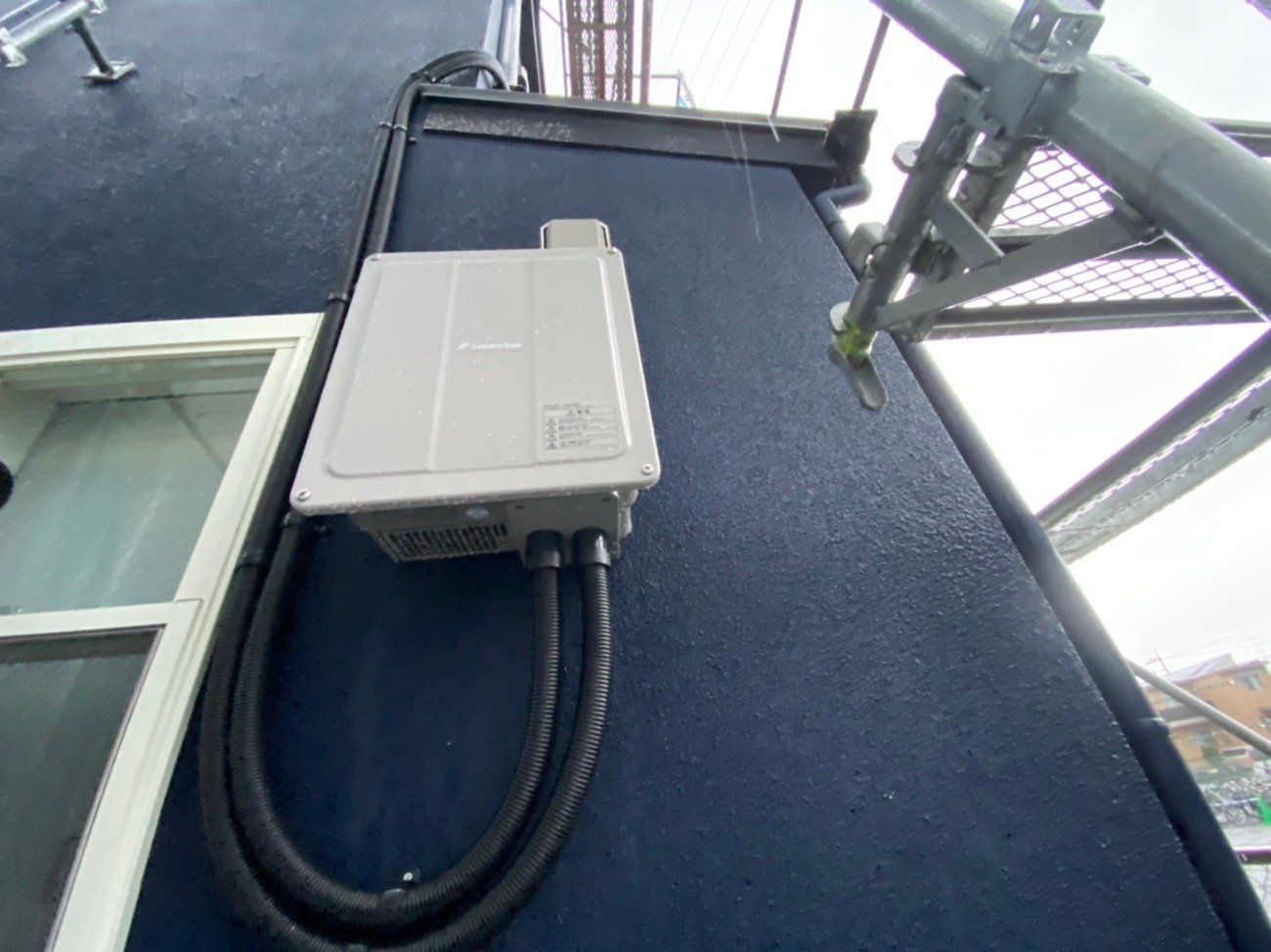 外壁に設置したカナディアンソーラーの屋外用マルチストリング型パワーコンディショナCSP44G4F