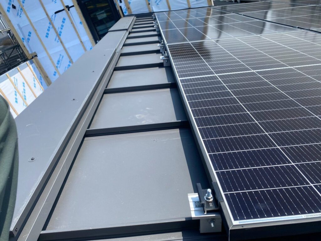 立平葺き金属屋根のハゼに取り付けた太陽光架台の掴み金具とラック