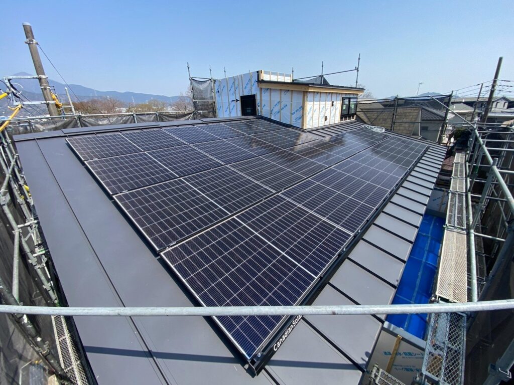 秦野市の新築住宅 立平葺き金属屋根に設置したカナディアンソーラー太陽光パネル16枚の全景