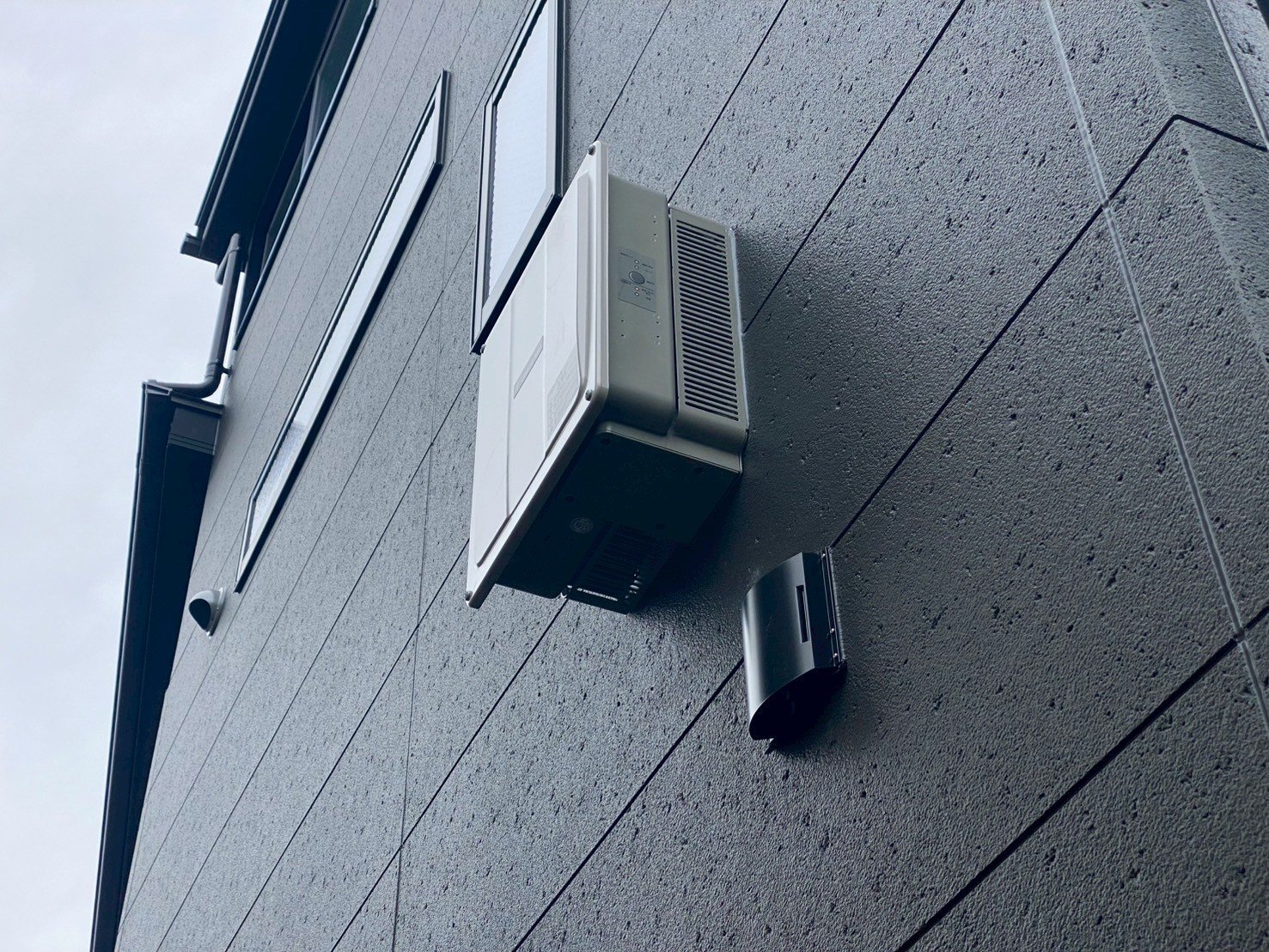 外壁に設置したカナディアンソーラーの屋外用パワーコンディショナCSP55G4K