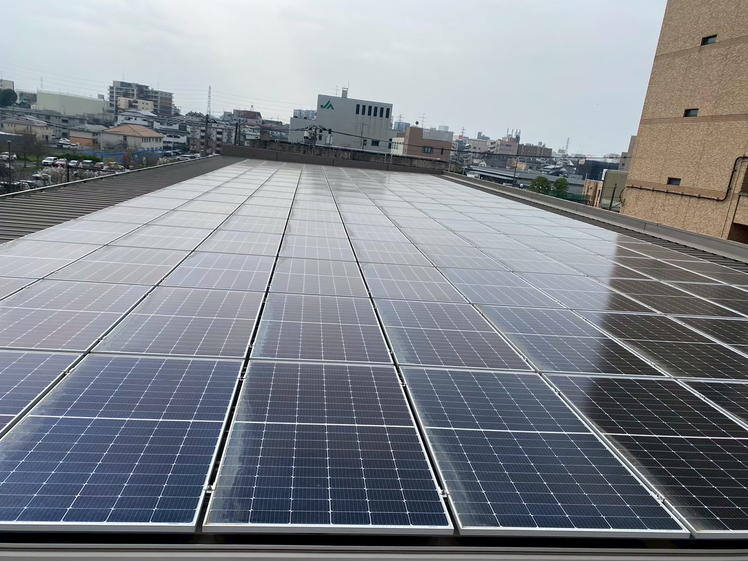 神奈川県伊勢原市の公共施設に設置された太陽光発電設備の全景