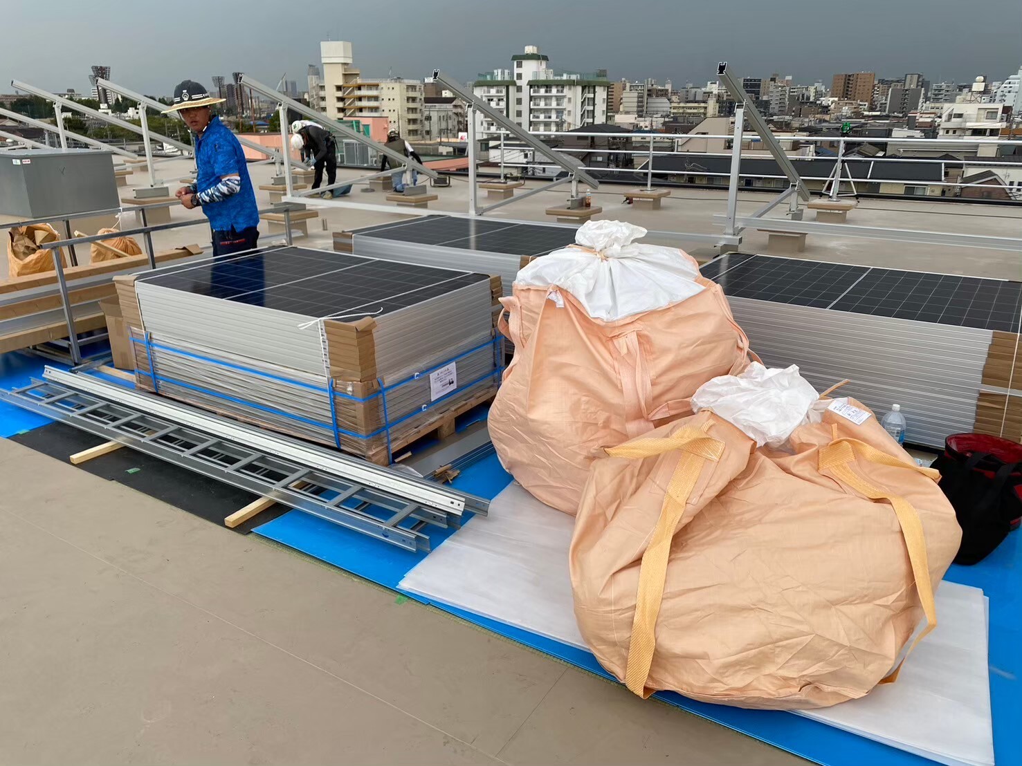 新築ビル屋上へのパネル・架台部材の荷揚げ作業