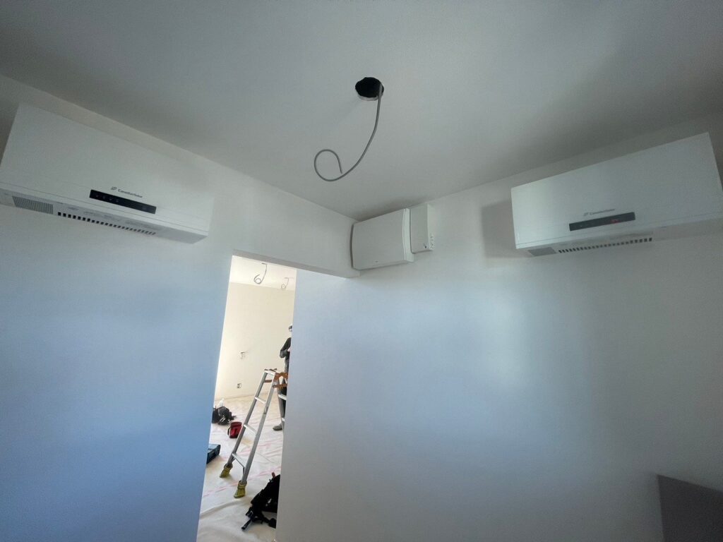 屋内の壁面に並べて設置したカナディアンソーラーの屋内用集中型パワーコンディショナ2台（CSP40N1F・CSP30N1F）