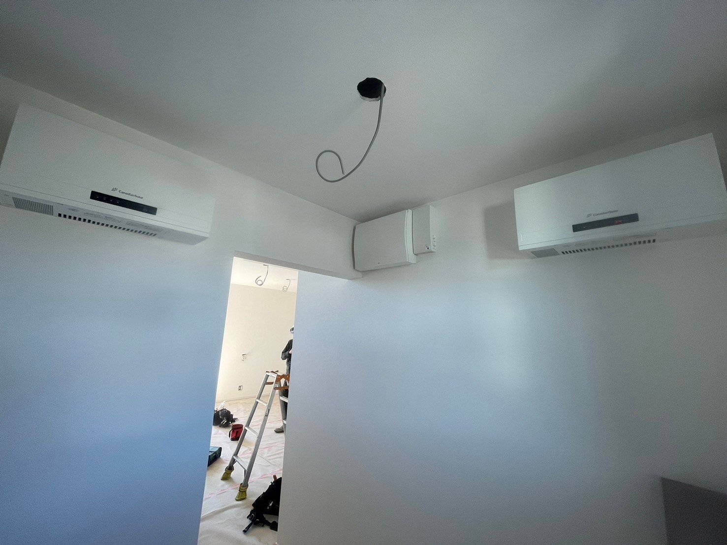 屋内の壁面に並べて設置したカナディアンソーラーの屋内用集中型パワーコンディショナ2台（CSP40N1F・CSP30N1F）