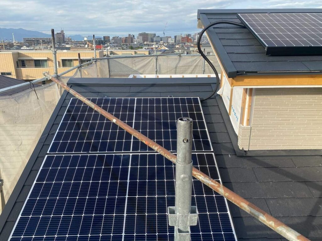 平塚市の新築住宅 スレート屋根に設置したカナディアンソーラー太陽光パネル（375W×11枚・4.125kW）