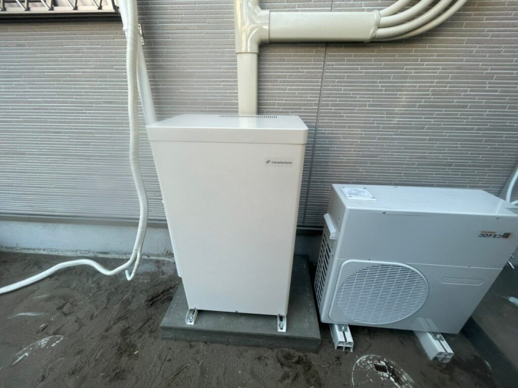 屋外に設置したカナディアンソーラーの蓄電池ユニット（7.04kWh）とハイブリッドパワーコンディショナ