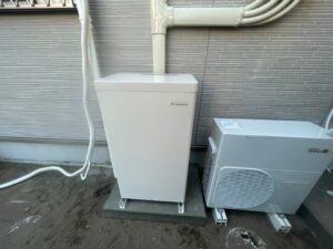 屋外に設置したカナディアンソーラーの蓄電池ユニット（7.04kWh）とハイブリッドパワーコンディショナ
