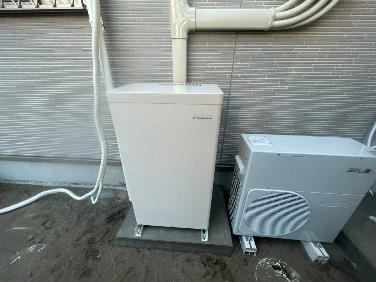 屋外に設置したカナディアンソーラーの7.04kWh蓄電池とハイブリッドパワーコンディショナ