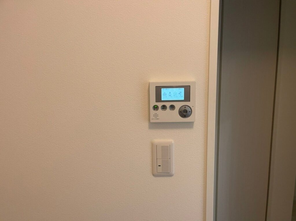 宅内に設置した発電・蓄電状況を確認できるカラーモニタ