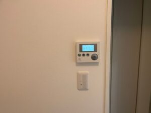宅内に設置した発電・蓄電状況を確認できるカラーモニタ