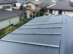スレート屋根に固定したスマートラックの横レール（太陽光架台）