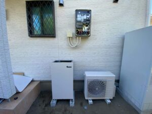 屋外に設置したダイヤゼブラ電機EIBS7のハイブリッドパワーコンディショナと蓄電池ユニット