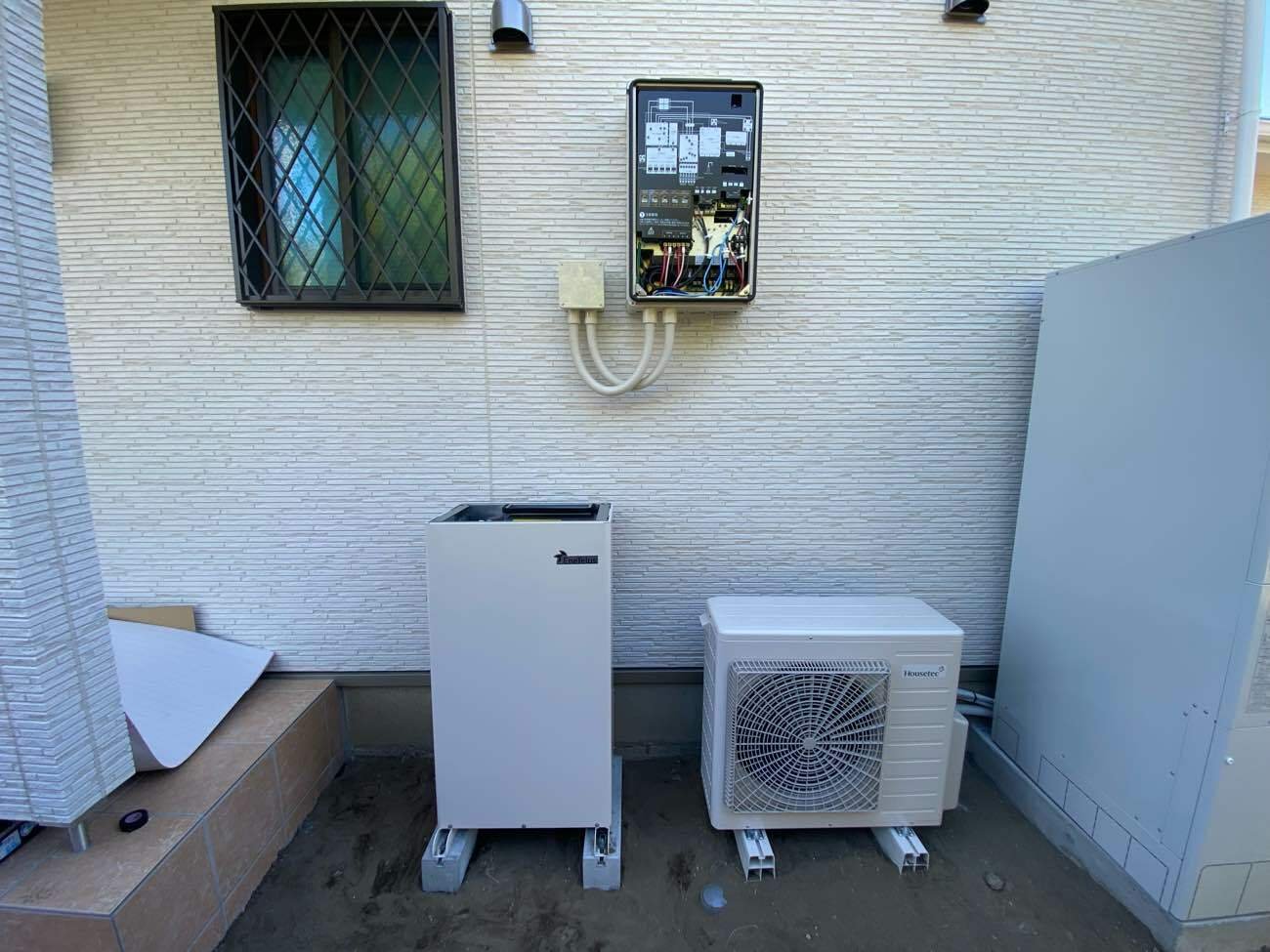 屋外に設置したダイヤゼブラ電機EIBS7のハイブリッドパワーコンディショナと蓄電池ユニット
