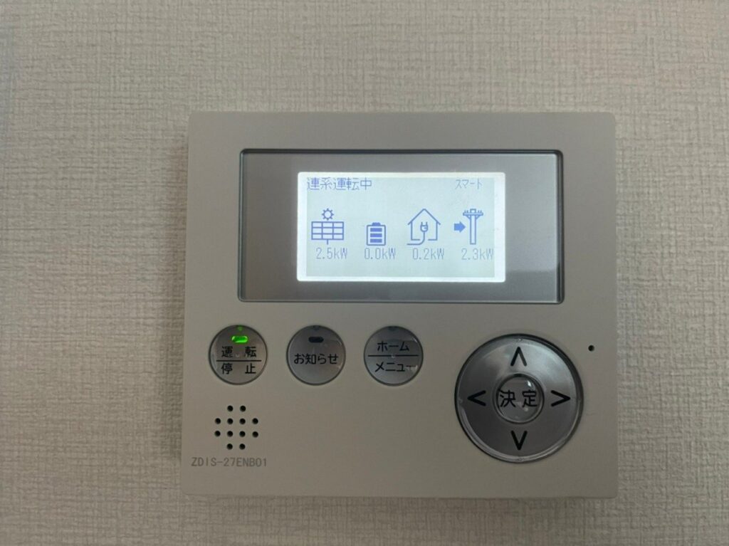 宅内に設置した太陽光・蓄電の状況を確認できる表示ユニット(連系運転中)