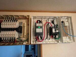 太陽光・蓄電池を接続した住宅の分電盤と自動切替開閉器