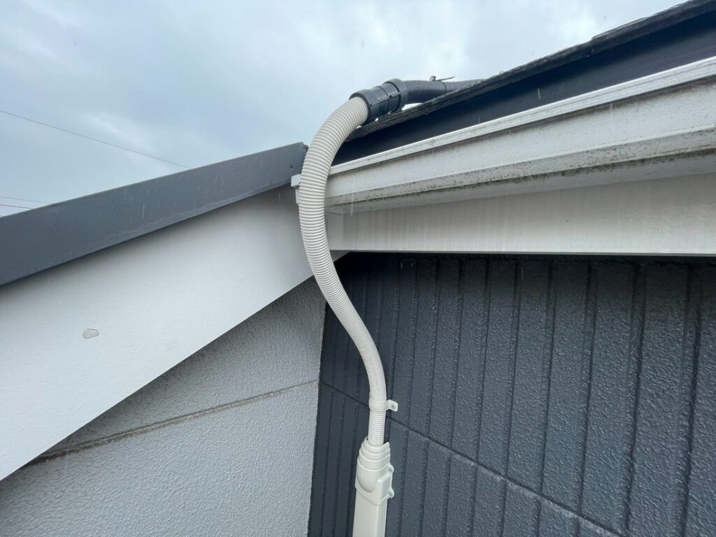 屋根から機器へ配線を通したPF管の納まり（配線ルート）