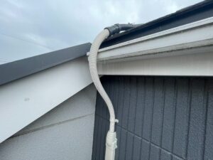 屋根から機器へ配線を通したPF管の納まり（配線ルート）