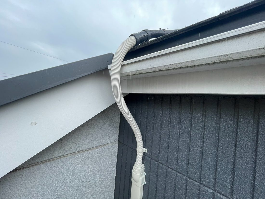 屋根から機器へ配線を通したPF管の納まり